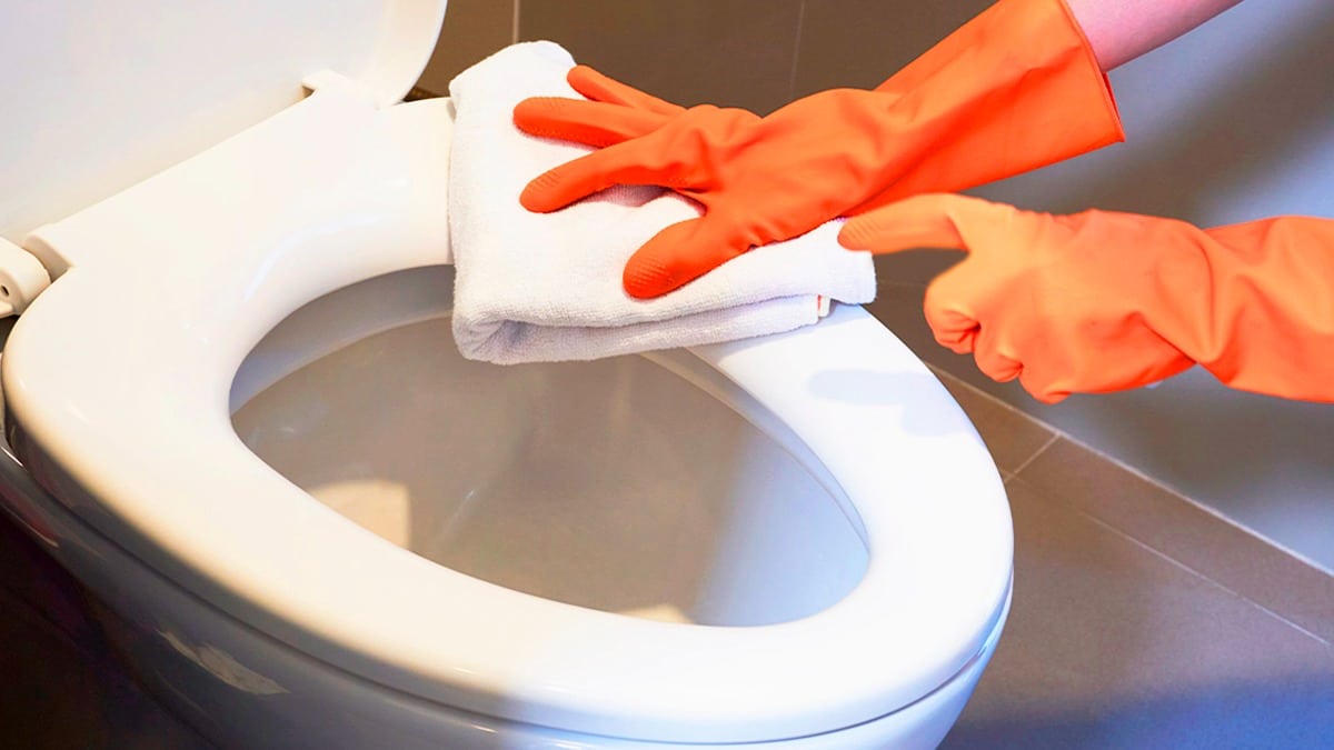 L'astuce redoutable pour en finir avec le calcaire au fond des toilettes en 4mn sans